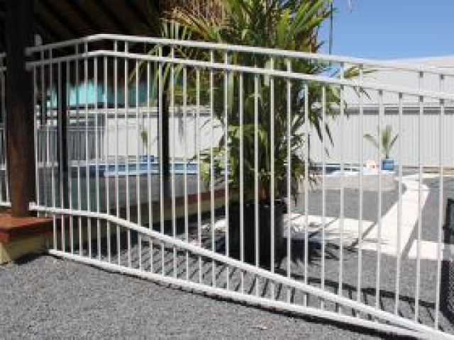 aluminium-pool-fencing-11